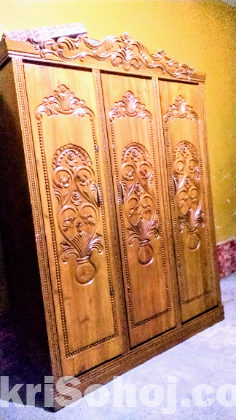 কাঠের আলমারি তিন পাটি কিছুদিন ব্যবহার হয়েছে